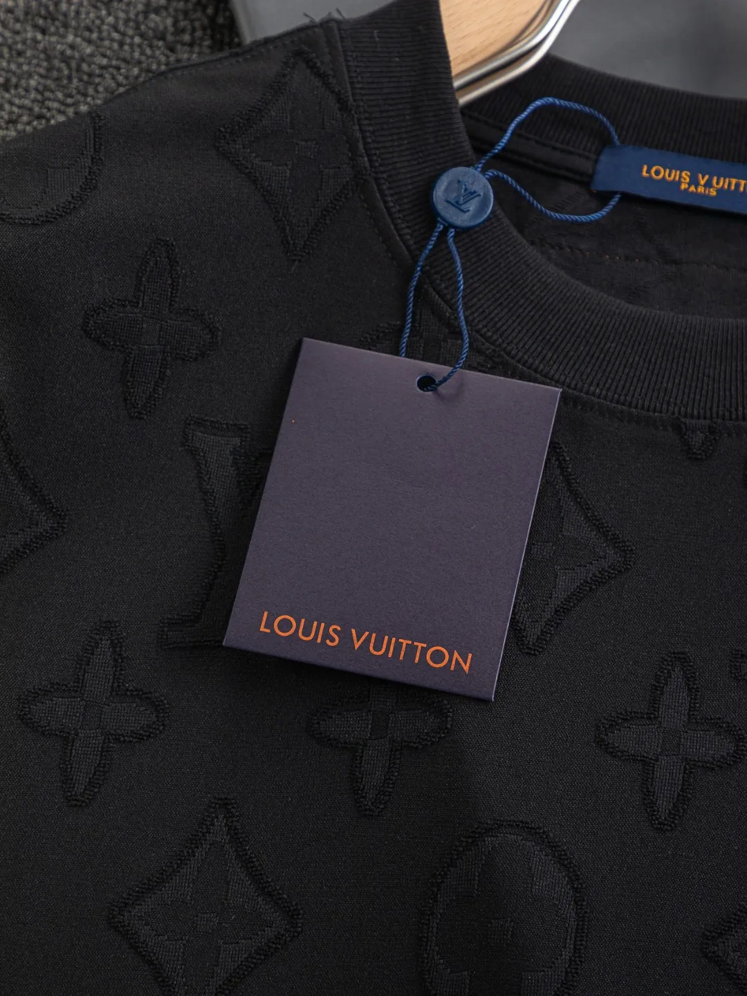🅿️210 Louis Vuitton Louis Vuitton 1V Lujia slightly wide version S-XL LV25SS new product counter has new models at the same time, clover presbyopia letters all over the jacquard large logo letters 🪡 embroidered round neck short-sleeved T-shirt, the same style for men and women! Synchronized with the official website, pure cotton fabrics at the counter! It is close to the skin and comfortable, durable and easy to wear. It has a classic and simple logo design and meticulous original craftsmanship. Short-sleeves, a must-have item for men, are not the same as the general public, but must be unique and eye-catching. This LV short-sleeve is all about quality, comfort, the same shape and fashion as always, including the fabric and cutting process. All efforts have been made! 320 grams of washed pure cotton fabric, pure cotton is breathable, very refreshing and comfortable for daily wear. The rib knitting on the neckline is smooth and tight, and the neckline will not be skewed if you toss it at will. The loose version, you will find that it looks really good on the upper body. The overall is minimalist and neat, super versatile for daily use! Pair it casually with a pair of pants for a youthful look. A T-shirt will make your outfit crazy. It is a fashionable item that can never go wrong! Black, white, size: S-XL Size chart: S: Shoulder width 50-Bust 54-Length 70 M: Shoulder width 52-Bust 56.5-Length 72 L: Shoulder width 54-Bust 59-Length 74 XL: Shoulder width 56-Bust 61.5-Length 76